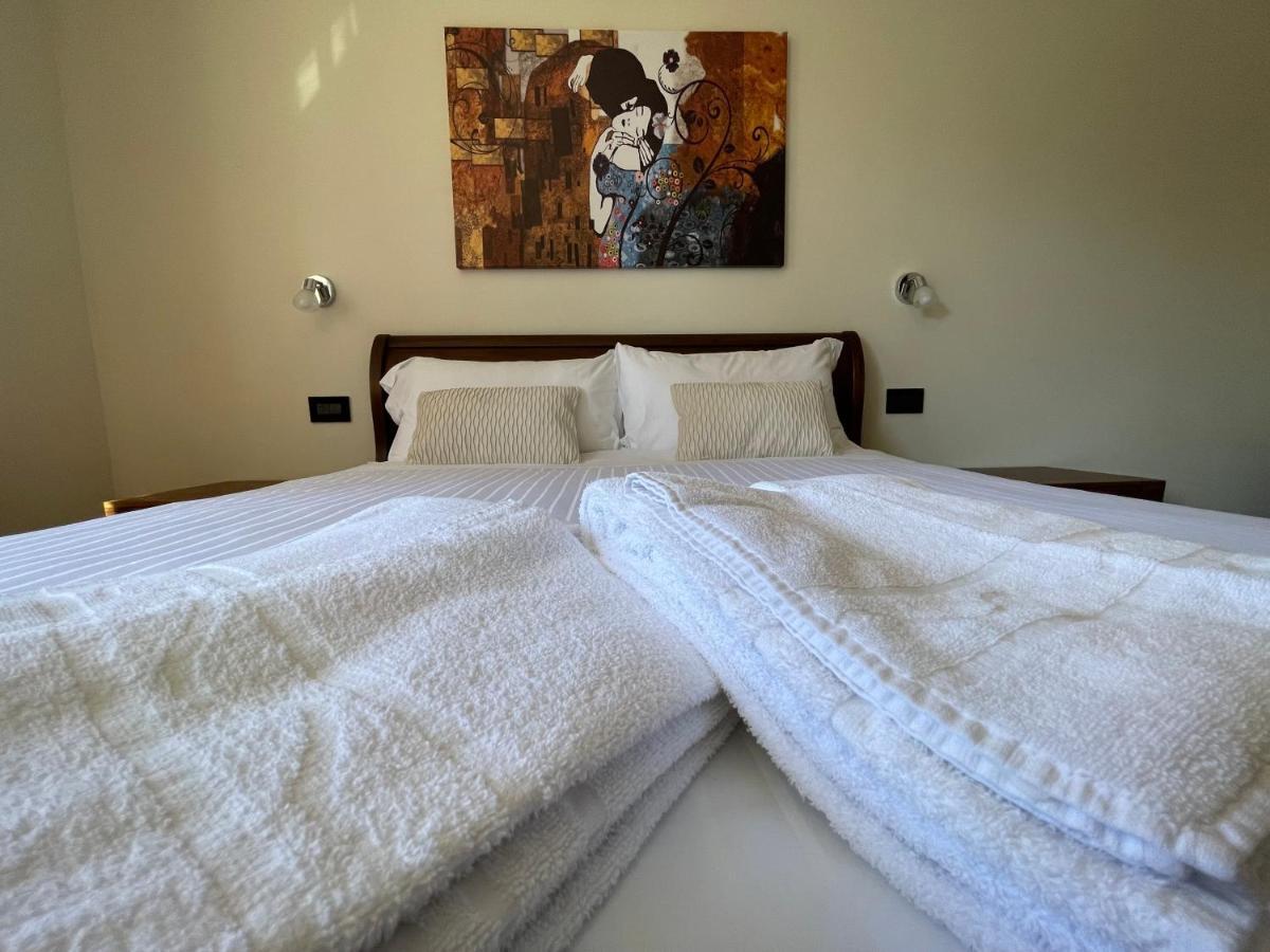 Al Laghetto La Morra Bed & Breakfast Exterior photo